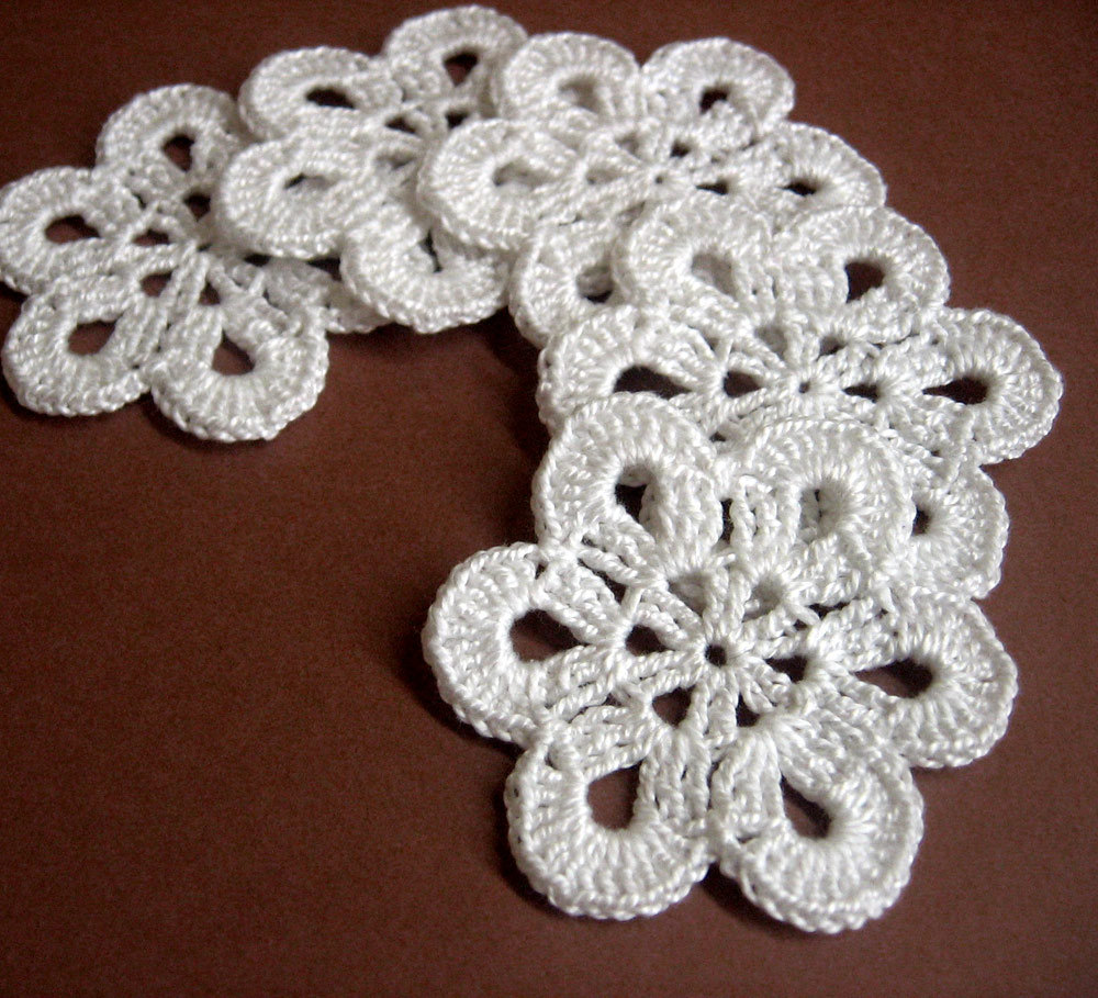 Handmade Crocheted Flower Appliques Motifs In White 5 Pc, 2,5 Inches